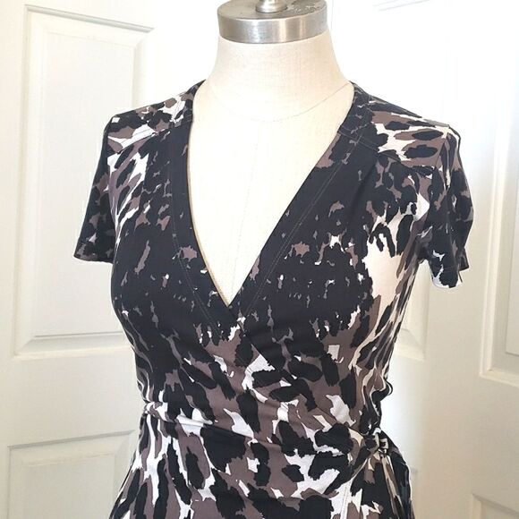 BANANA REPUBLIC Silk Wrap  Dress Black Brown Abstract Short Sleeve Surplice Neck - Picture 5 of 13
